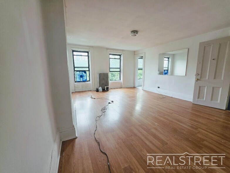 Building Photo - Charming 1 BED in Bed Stuy Brownstone!