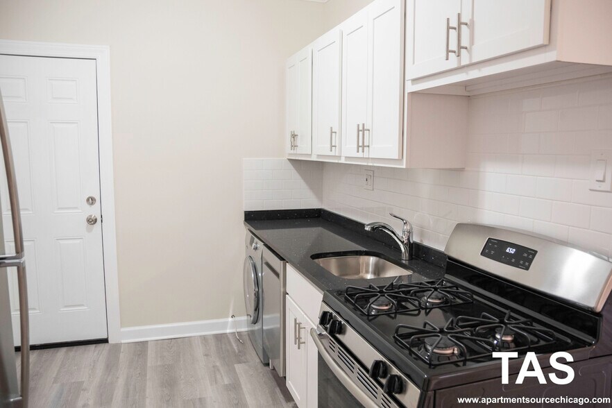 Building Photo - 624 W Roscoe St