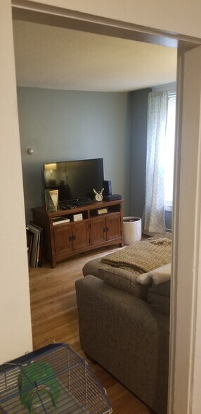 Living room - 370 N State St