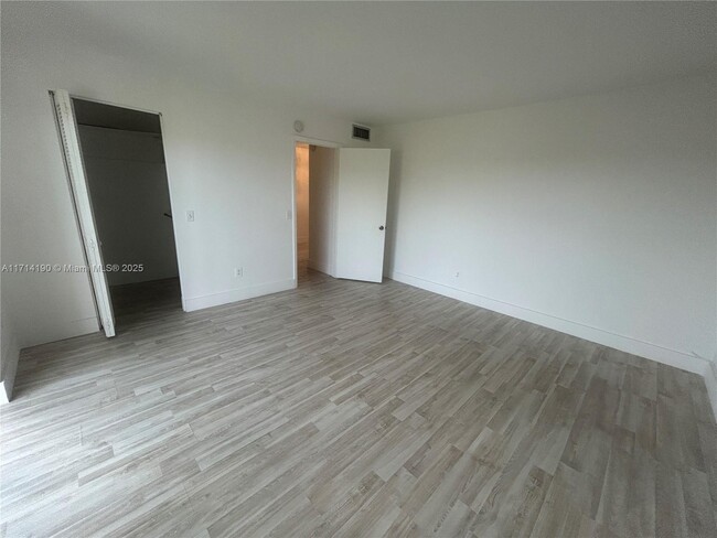 Building Photo - 1230 NE 139th St