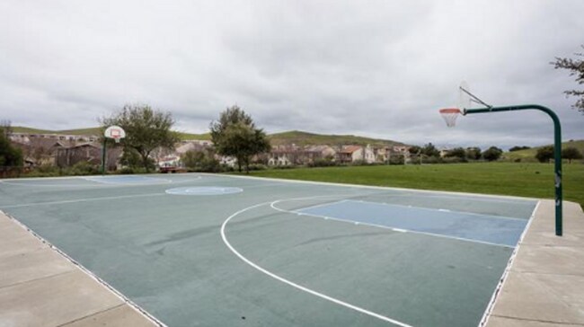 Building Photo - San Ramon Gale Ranch Townhouse 3BD/2.5BA with 4th Room for Office Loft! Community Pool Included!