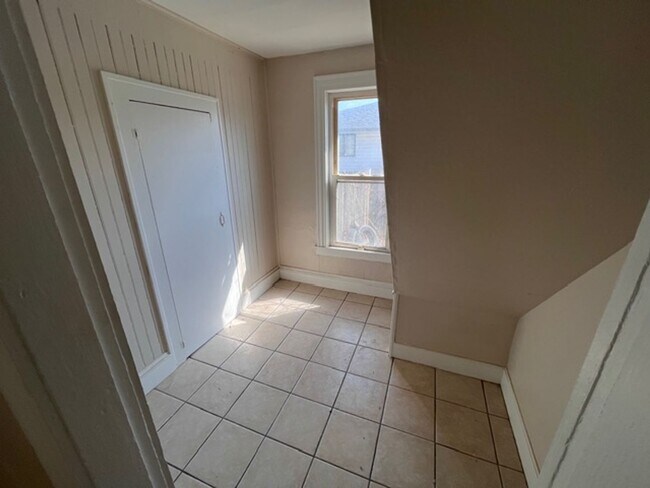 Building Photo - 4 Bed - 1.5 Bath - Single Family Home in Lorain