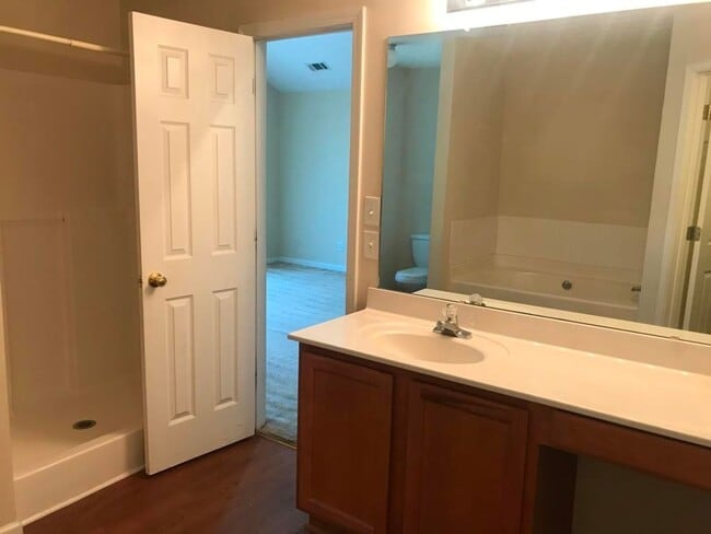 Building Photo - Spacious and Beautiful 3 Bedroom Home