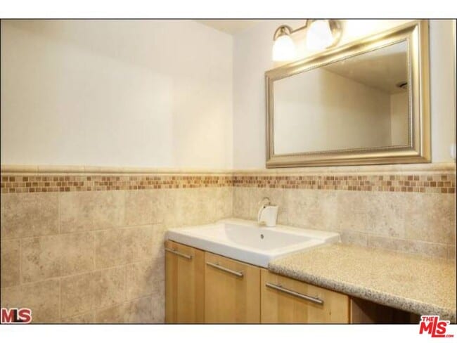 Building Photo - 318 N Maple Dr