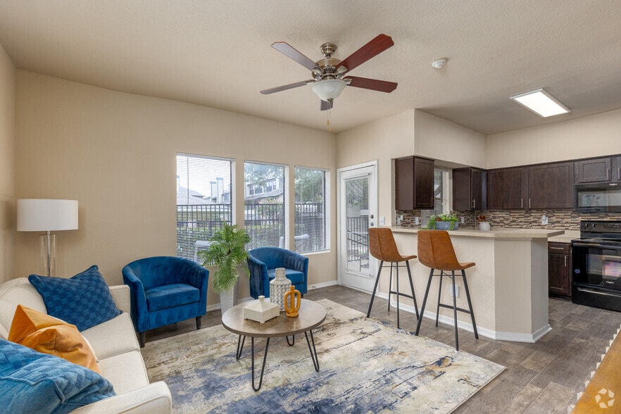 1BR, 1BA - 647SF - A2 - Living Room - Country Club Apartments