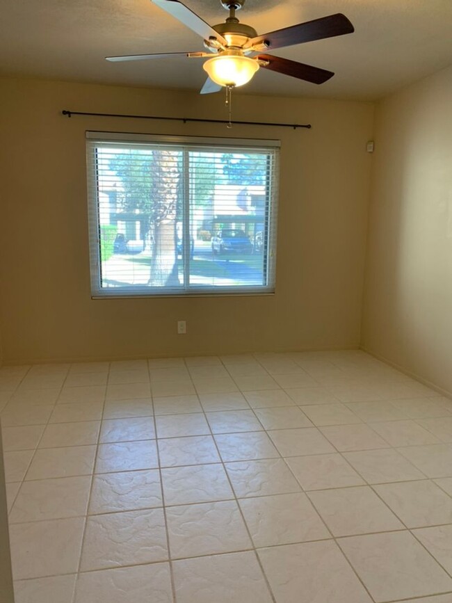 Building Photo - Two Bedroom Single Level Condo!