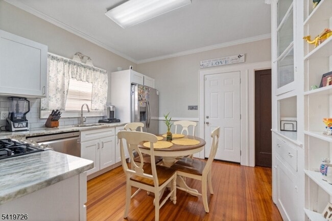 Building Photo - 144 Bellevue St