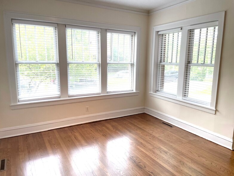 Living Room - 2709 W Sunnyside Ave