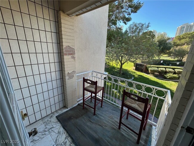 Building Photo - 596 Tam O Shanter