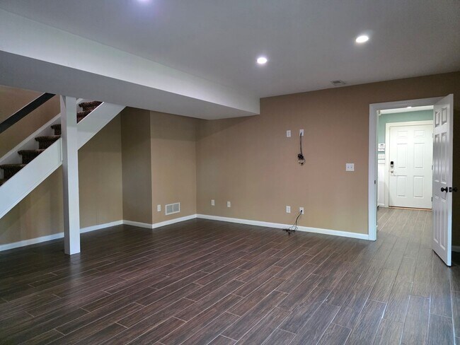 Building Photo - 27 Bridleshire Rd
