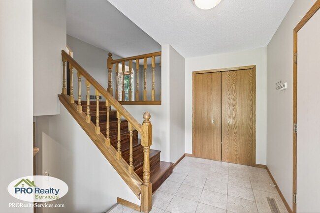 Building Photo - 4 Bedroom Home in Maple Grove