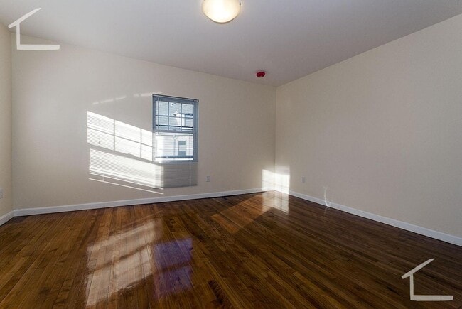 Building Photo - No Brokers Fee, High-End Kitchen Appliances, Central heat/AC, Laundry on a Site