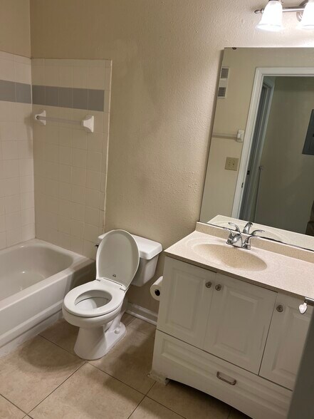 Building Photo - 10000 Gate Pky N