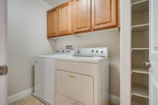 Building Photo - Spacious 3-Bedroom Home Featuring Downstai...
