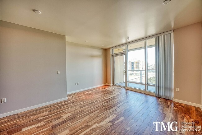 Building Photo - 3570 S River Pkwy