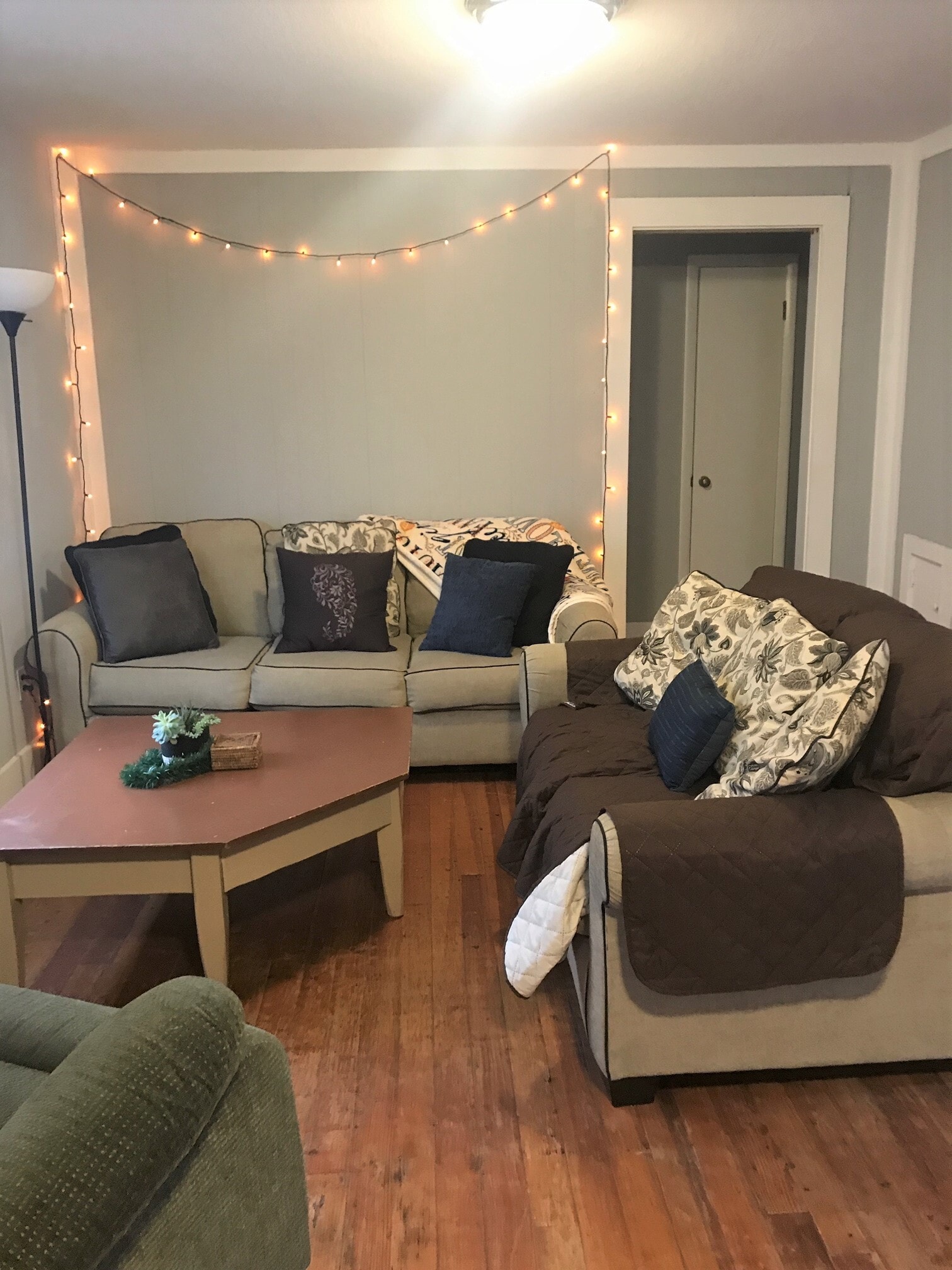 upper level living area - 119 Fyfer Pl