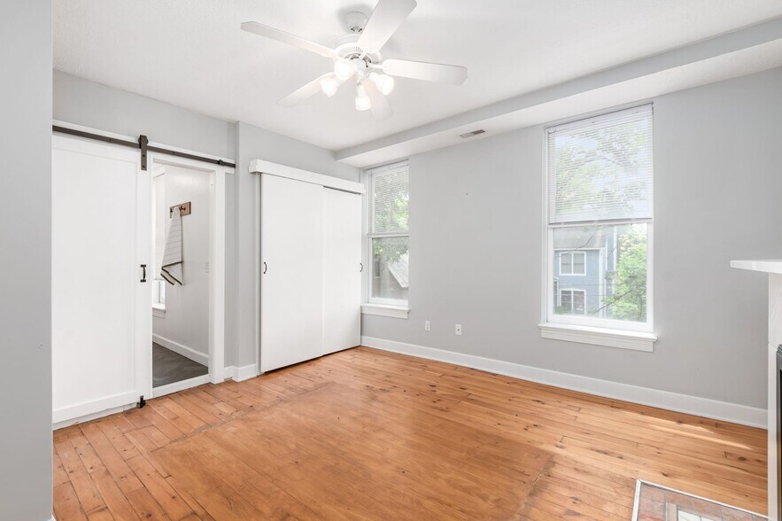 Bedroom w/ en suite - 36 E Kossuth St
