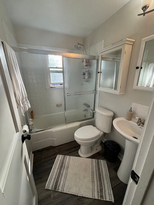 Bathroom - 4470 Eliot St