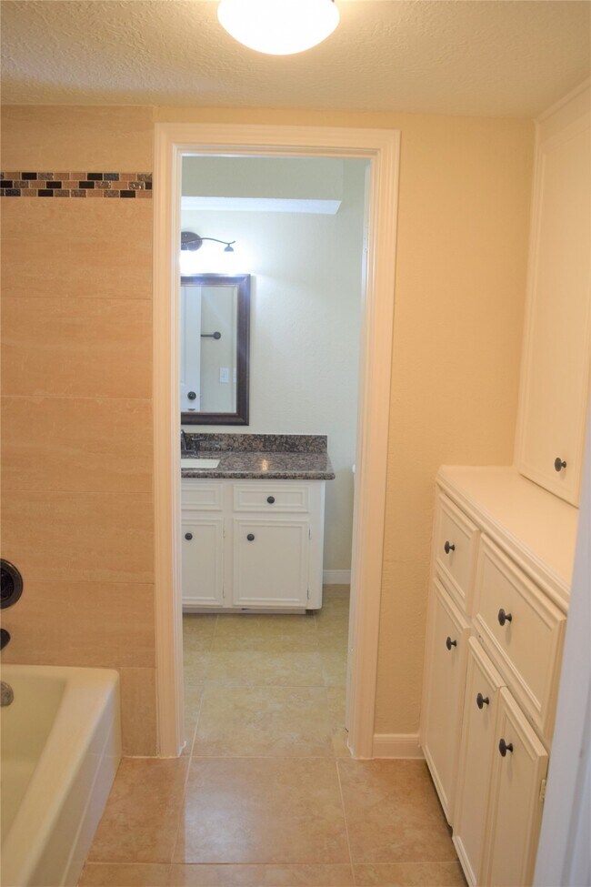 Building Photo - 6207 Northway Dr