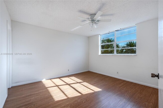 Building Photo - 9949 Sandalfoot Blvd