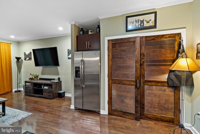 Building Photo - 1247 E Columbia Ave