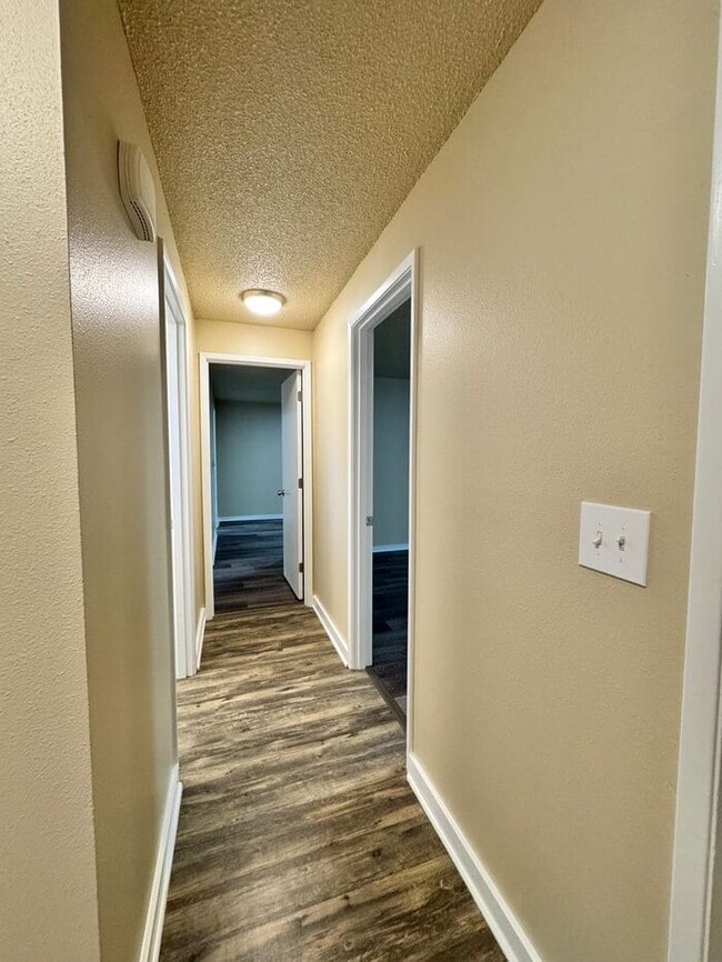Building Photo - AVAILABLE NOW! Spacious 2 Bed, 1.5 Bathroo...