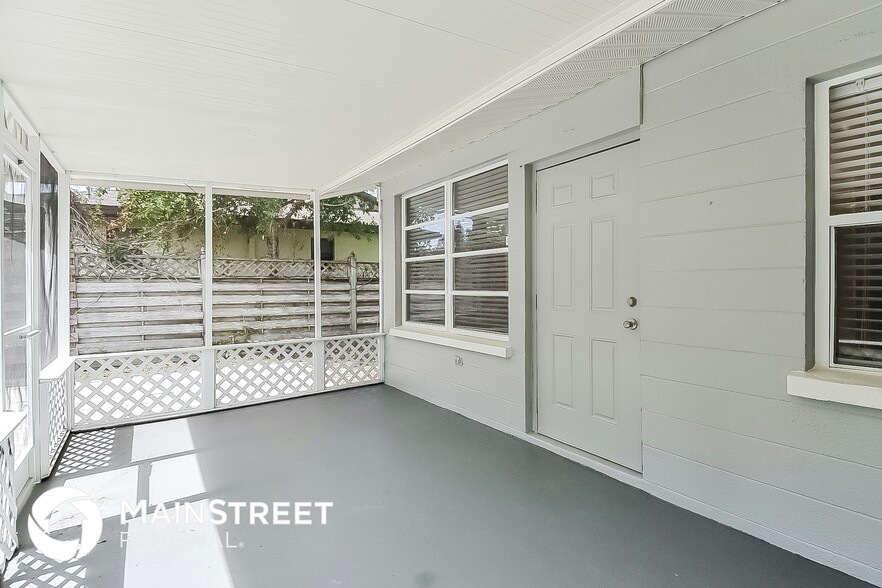 Building Photo - 2026 Sandrala Dr