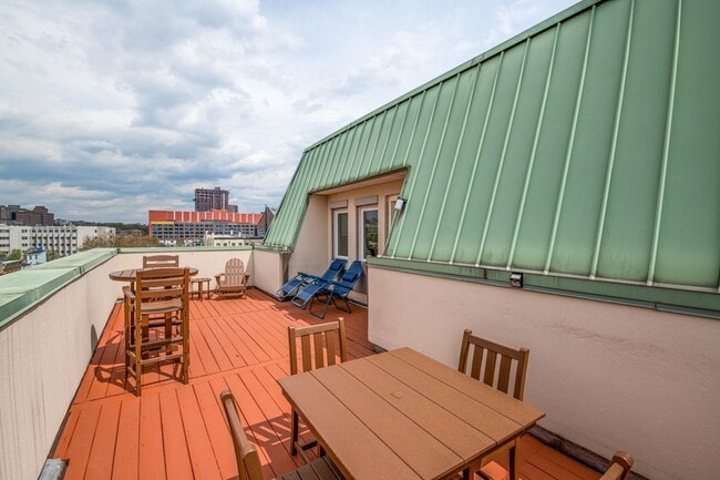 Building Photo - 476 Monmouth St