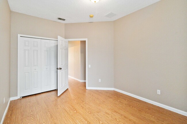 Building Photo - Nice 3/2 with Bonus Room in Oak Hammock Pr...