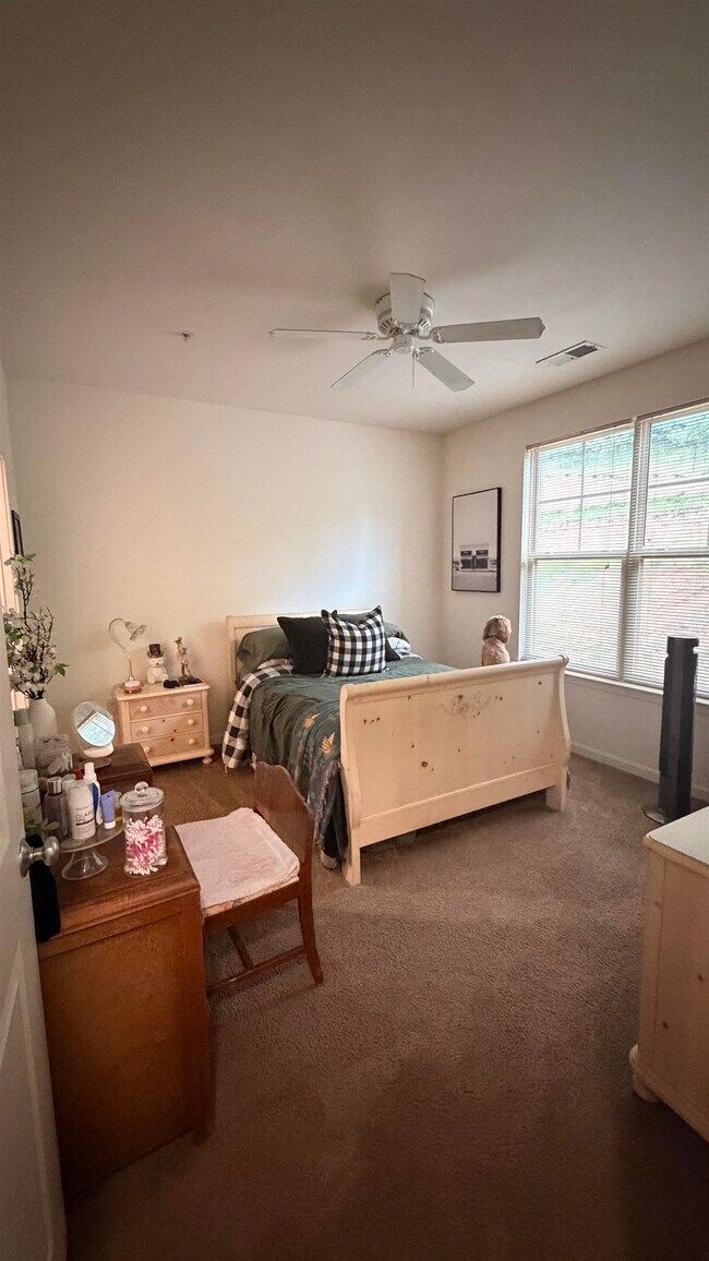 Building Photo - 106 Community Way