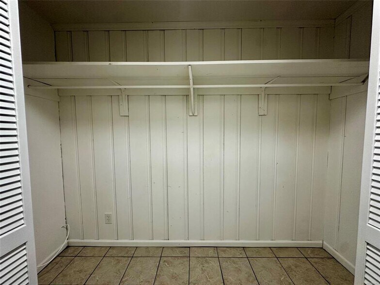 Building Photo - 1009 Rosedale Dr