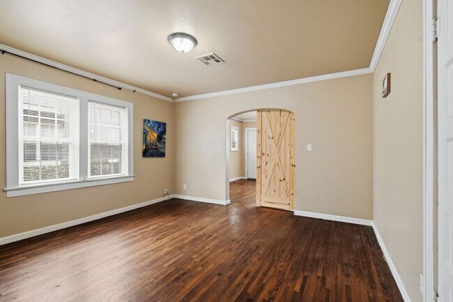 Building Photo - E 8th St Duplex