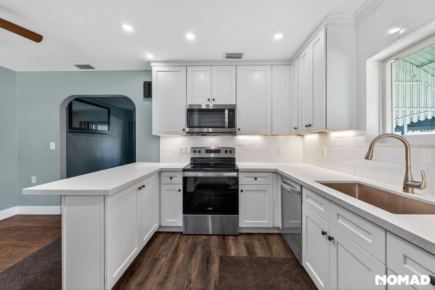 Building Photo - 601 NE 35th St