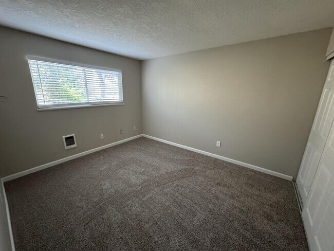 Building Photo - 2 Bedroom Ground Level Unit - Oregon City