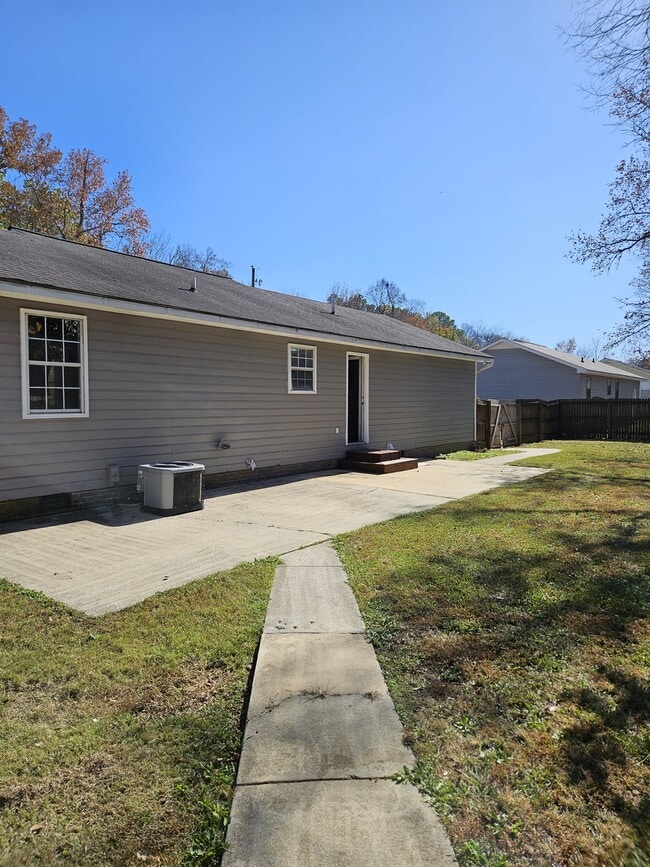 Building Photo - 104 Spring Hill Dr