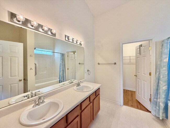 Building Photo - Charming 3BD, 2BA Fuquay-Varina Home with Fenced Backyard and Modern Upgrades