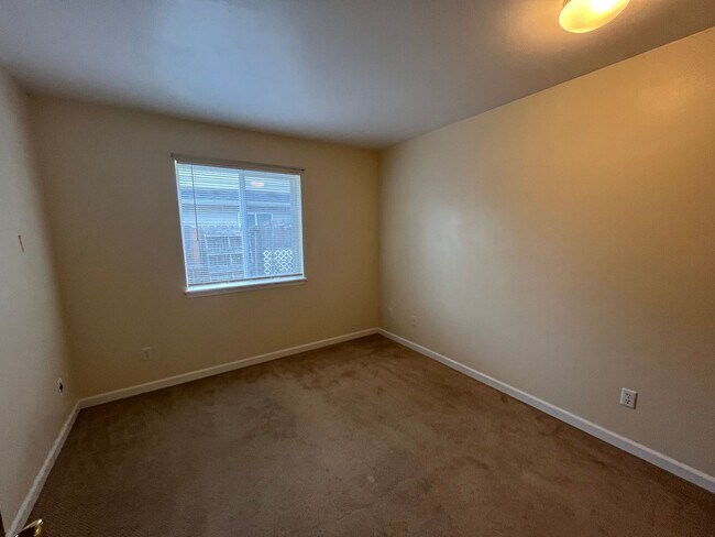Building Photo - Spacious 3 Bedroom w/ Attached Garage