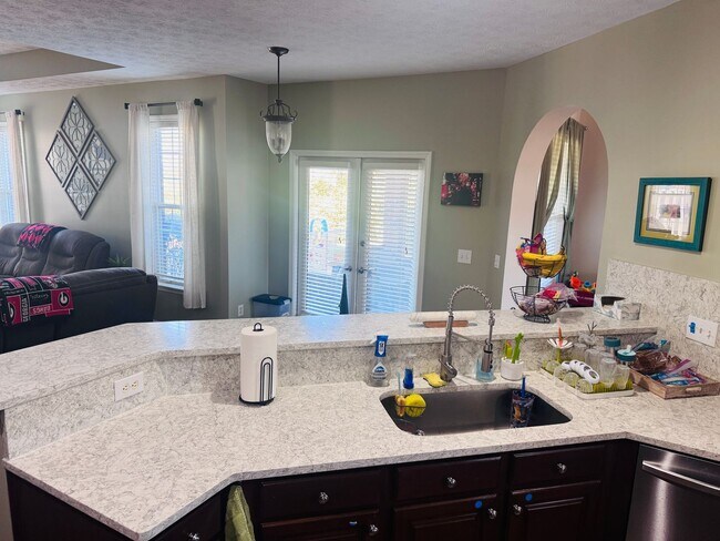 Building Photo - 4 Bedroom 2 Bath in Deer Creek