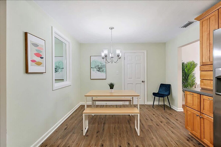 Building Photo - 8633 Emerald Isle Cir S