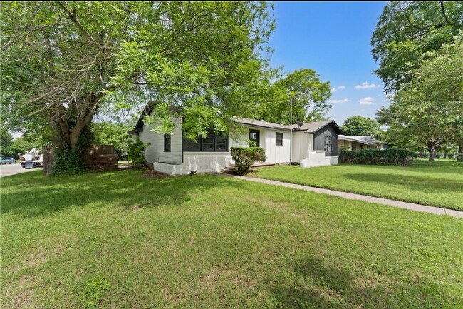 Building Photo - 1133 Lawrence Dr