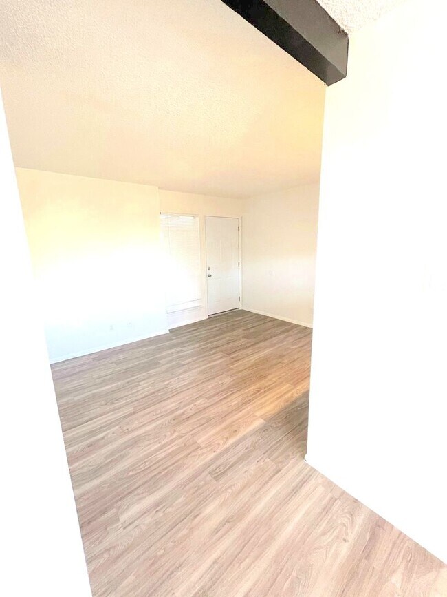 Building Photo - One Bedroom Unit with On site Laundry!