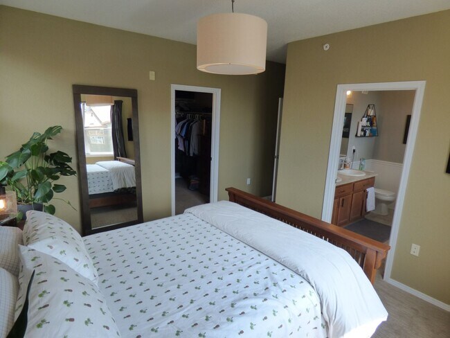 Building Photo - 15470 Canyon Rim Dr