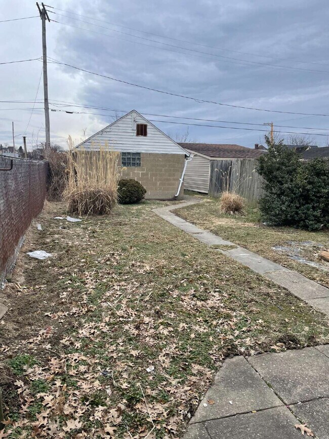 Building Photo - Spacious 3 bedroom with Off street parking!