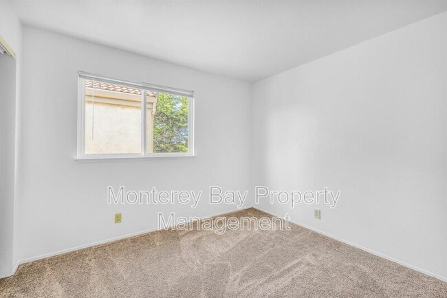 Building Photo - 143 Seal Ct