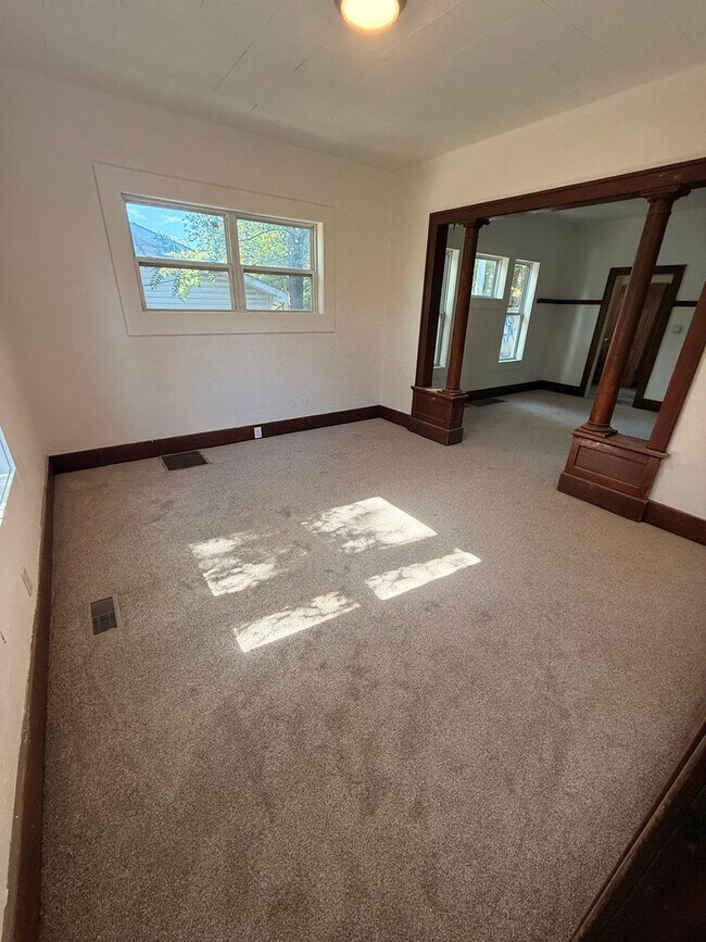 Building Photo - 2 bed 1 bath House for rent!