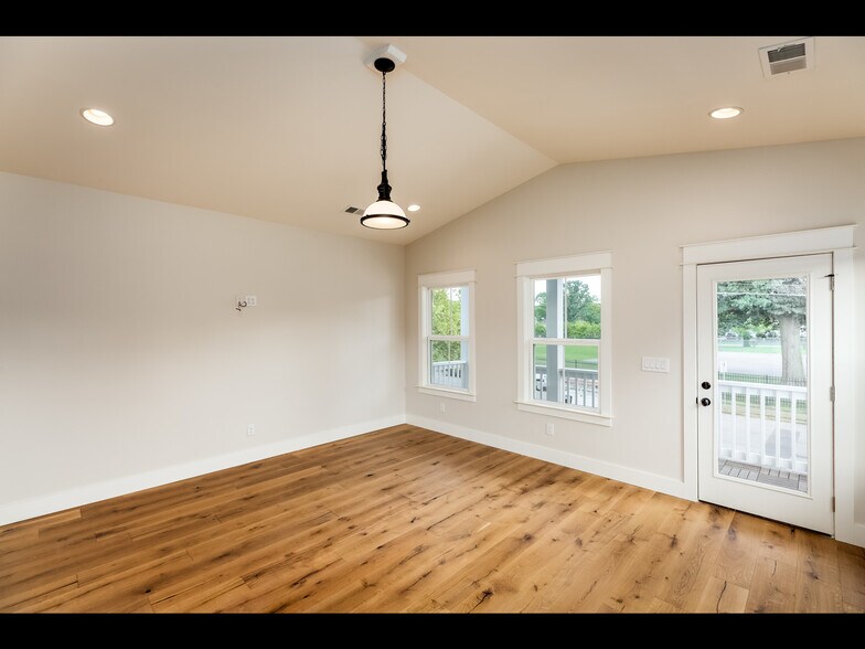 Building Photo - 1447 14th Ave S