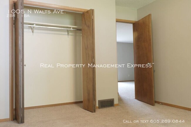 Building Photo - 2 Bedroom Duplex with Fenced Yard