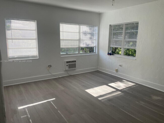 Building Photo - 1784 Normandy Dr