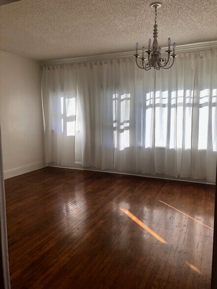 Building Photo - 1832 1/2 N Van Ness Ave