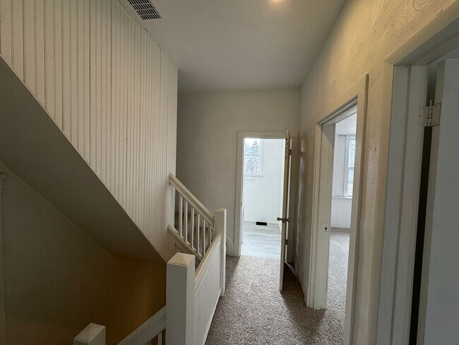 Building Photo - 211 Reifert St